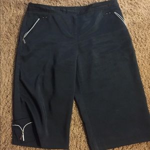 Ladies Izod golf capris.